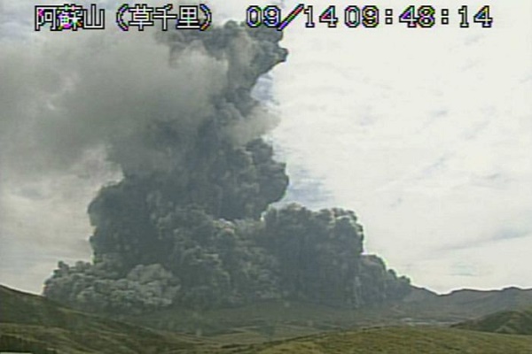 mount Aso,Japan,eruption,Kyushu,2015,