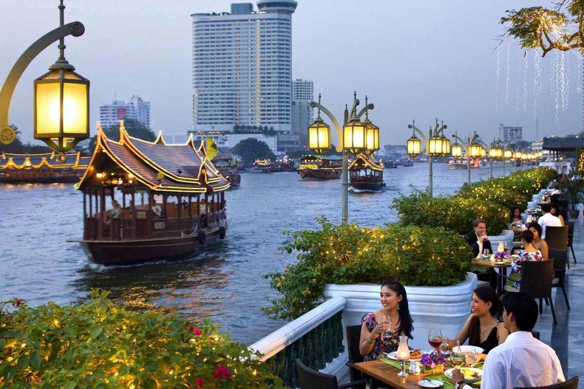 Tourists enjoy a boat ride on the Chao Phraya River, the Chao Phraya River in Bangkok, Tourists in Bangkok, Traveling on the Chao Phraya River