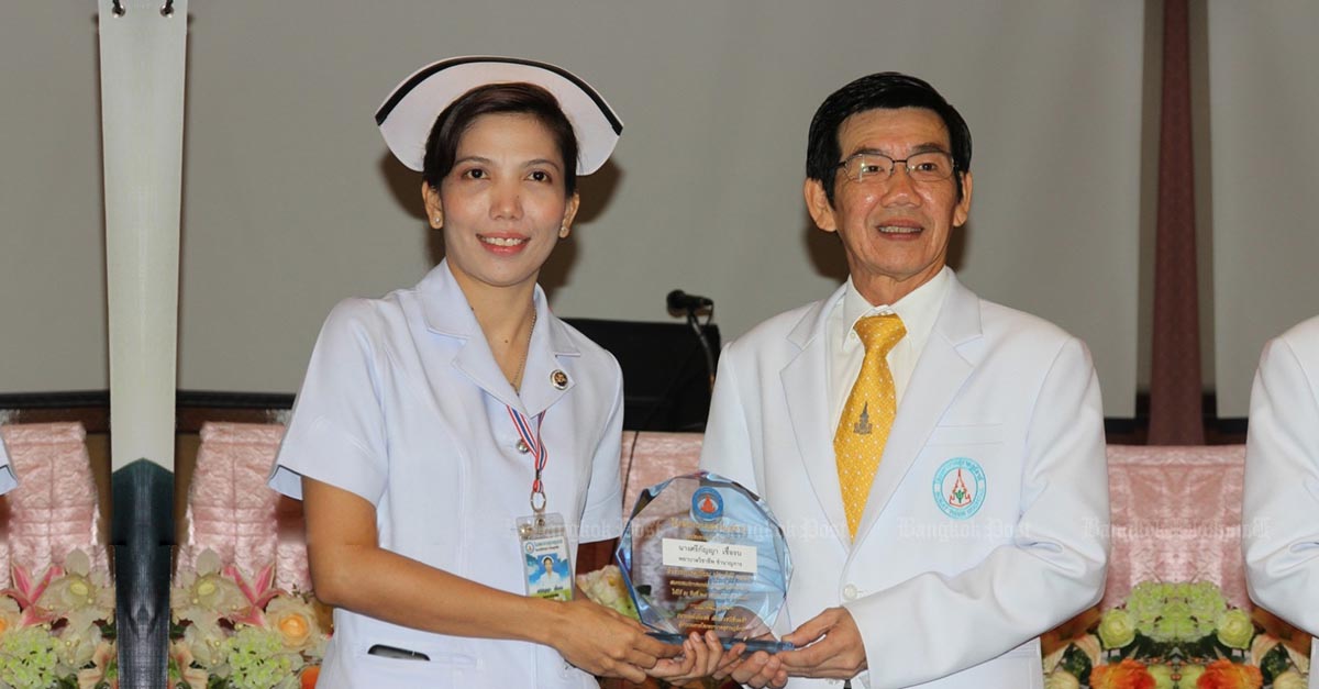 Srikanya Chuerob receives a plaque of honour,Thailand Medical Services,Thailand medical tourism management,Bangkok School of Nursing,The nursing profe