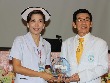 Srikanya Chuerob receives a plaque of honour,Thailand Medical Services,Thailand medical tourism management,Bangkok School of Nursing,The nursing profe
