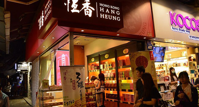 Local Snacks In HK，Pineapple buns， Kam Wah Cafe，HK Snack store recommendation,Egg tarts,Tai Cheong Bakery,Put Chai Ko,Put chai King,Mini Egg Puffs,Lee Keung Kee North Point Eggette,Wife Cake,Hang Heung Cake Shop,Saqima, Kee Wah Bakery,
