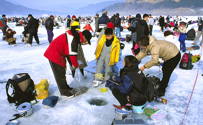 Find the Best Ice Fishing Destination Around Korea 2017,Where to go For Ice Fishing in Korea 2017,Korea Ice fishing festival,Christmas recommended Korea ice fishing tour,Hwacheon ice fishing festival,Pyeongchang Trout Festival,Hwacheon sancheoneo ice festival 2017,Pyeongchang Trout ice fishing 2017,korean ice fishing destination,must-visit korea ice fishing festival 2017, top ice fishing destination in korea,ice fishing tour booking, 