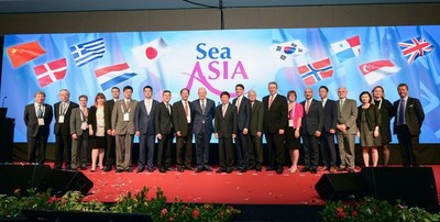 Minister Khaw Boon Wan with organisers of Sea Asia 2017 and delegates of the country pavilions.
