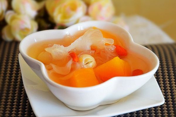 Pawpaw and tremella sweet soup with lotus seeds