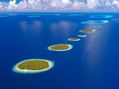Aerial view of Southern Maalhosmadulu Atoll, Maldives (© Sakis Papadopoulos/Getty Images)