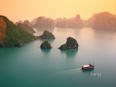 Halong Bay in Quang Ninh province, Vietnam (© Mark Daffey/Lonely Planet)